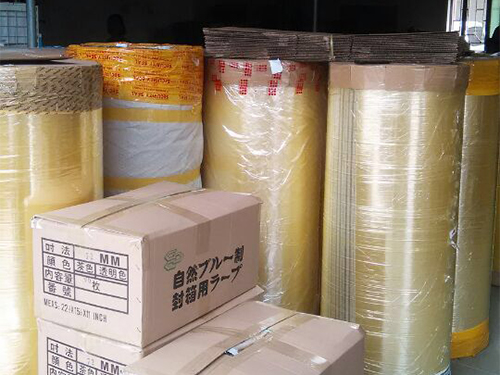 透(tou)明膠帶生産(chǎn)車間